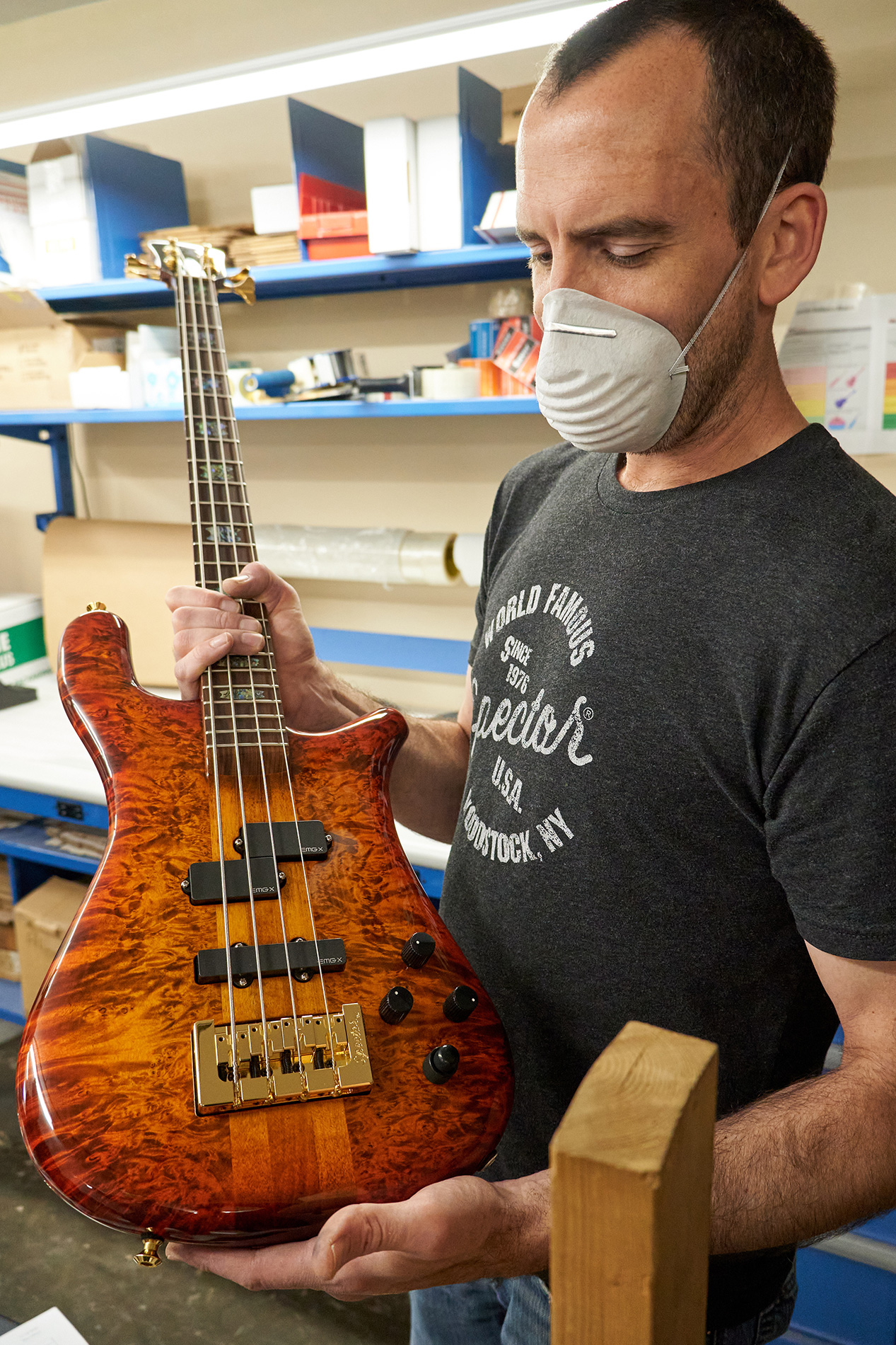 完成したNS-2を手にするコリン・アルムクイスト氏