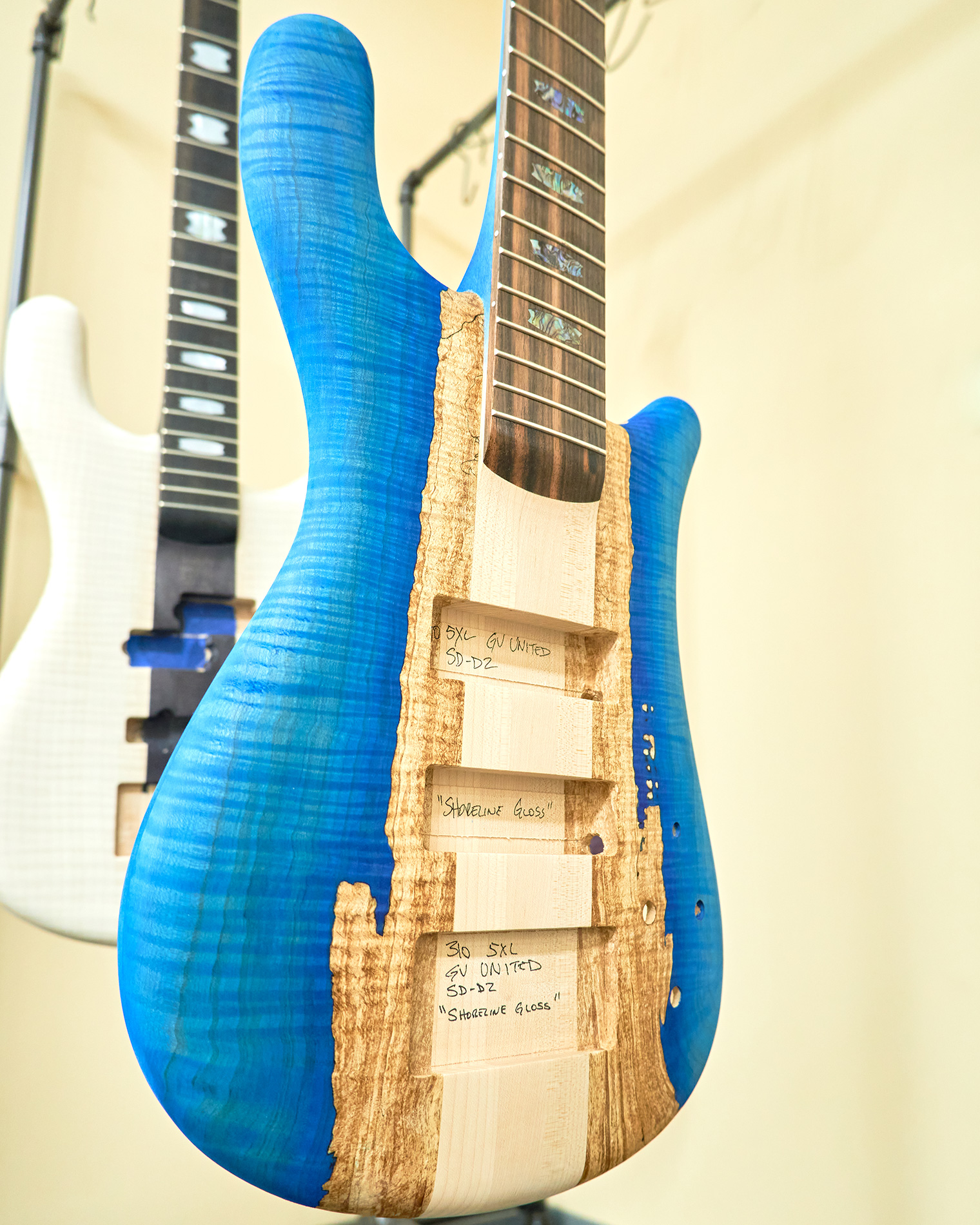 Shorelineフィニッシュ用にステイン加工中